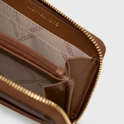 Γυναικεία Πορτοφόλια Δερμάτινο πορτοφόλι MICHAEL Michael Kors χρώμα: καφέ -Michael Kors Εκπτώσεις unnamed file 2202